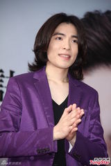 组图：萧敬腾帮擦保养品粉丝乐翻