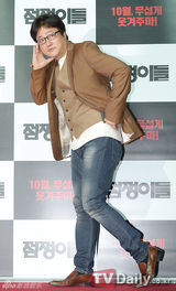 组图：李帝勋金秀路等出席韩片《占卜师们》发布会