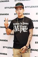 组图：韩星朴宰范潮装出席品牌新店开业活动