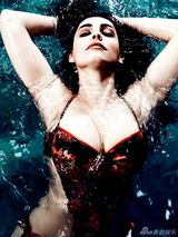 组图：英国第一美女登GQ封面 全裸上阵水中秀乳