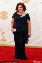 组图：玛格-马丁戴尔身材肥硕亮相艾美红毯