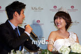 幻灯图：原SES成员Shoo与篮球选手林孝成举行婚礼