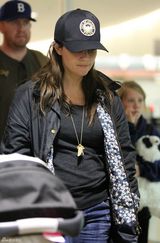 组图：威瑟斯彭酒驾门后现身 带鸭舌帽回避镜头