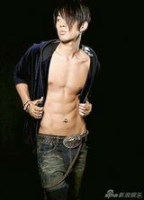 组图：吴建豪新造型半裸被绑 肌肉勃发玩SM