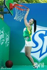 组图：演员Clara可爱运动造型 参加街头篮球赛