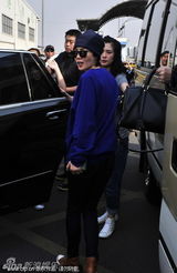 组图：王菲抵昆明备唱 蓝色休闲装潮味十足