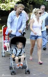 幻灯图集：布兰妮和男友携儿子出游 场面温馨