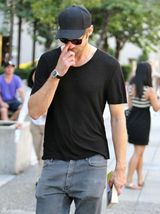 组图：“吸血鬼”亚历山大随性打扮 掐书散步