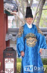 组图：金泰熙改妖妇形象展优雅 与刘亚仁秀恩爱