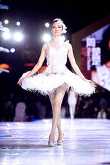 组图：众星冬夜闪耀时尚大典 倪妮甜美梁静霸气