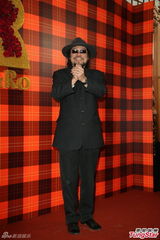 组图：黄小柔出嫁盼造人 穿低胸婚纱挽老公亮相