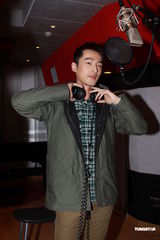 组图：胡歌为追女孩学唱歌 自曝是忘词大王