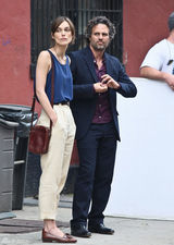 组图：凯拉-奈特利为新片拍摄浪漫吻戏