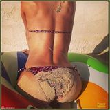 组图：蕾哈娜海滩度假照曝光 穿比基尼晒太阳