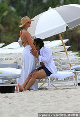 组图：球星法尔考海中爱抚娇妻 舔肚脐极度高调