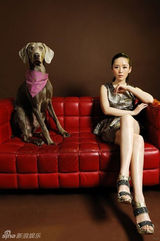 组图：车永莉拍另类写真 携魏玛犬登杂志
