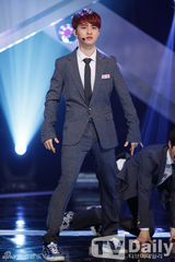 组图：EXO打榜夺冠 前WG宣美复出光脚秀长腿