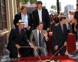 幻灯图集：马克-沃尔伯格星光大道留名 全家人助阵