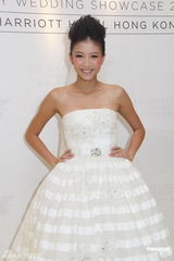 组图：陈嘉桓出席名品婚纱秀 亲自上阵展示婚纱