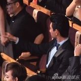 组图：吴奇隆2012年曾亲昵牵手刘诗诗眼神温柔