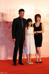 组图：胡军携妻女助阵嫣然认捐病房