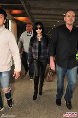 高清组图：宋茜抵港洋保镖护驾 呢格外套洋气