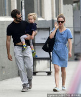 组图：娜塔丽-波特曼咬指甲扮萌 老公逗乐儿子