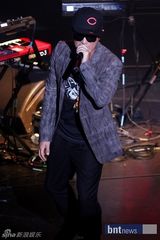 组图：韩国YB乐队等出席拼盘演唱会 众星秀摇滚精神