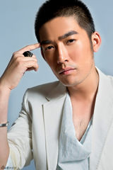 组图：张博清逸写真出炉性感微露