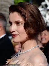 组图：法国超模蕾蒂西娅-卡斯塔金翅贵气