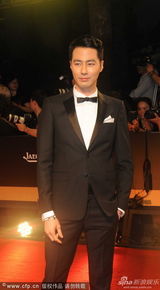 组图：赵寅成亮相红毯 造型帅气展绅士风度
