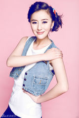 组图：周牧茵推出俏皮写真 清纯可爱展现似水柔情