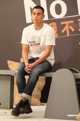 组图：彭于晏称入围金马是惊喜 与郭采洁同做公益