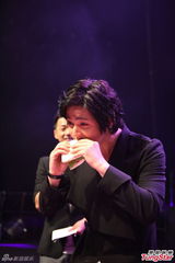 组图：金起范送抱赞港女 自曝曾告白失败