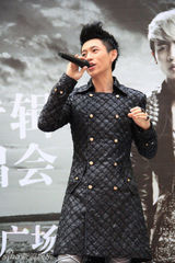 组图：魏晨沈阳签售 歌迷合唱发表“稀罕”宣言