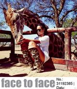 组图：蕾哈娜拍写真玩下衣失踪 大胆亲吻小狮子