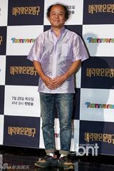 组图：姜艺彬紧身裙宣传《被雷击中的文具店》