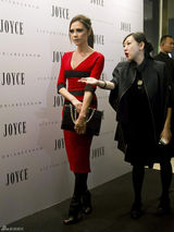 高清组图：维多利亚街拍 紧身红裙搭配黑色手包