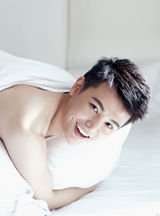 组图：荧屏年下男孙坚裸背萌照慵懒惬意