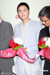 幻灯图集：阮经天艳福不浅 与三位名模一同代言