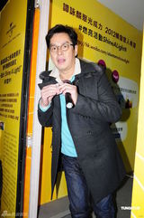 组图：谭咏麟现身街头为民众打气 望点燃爱心