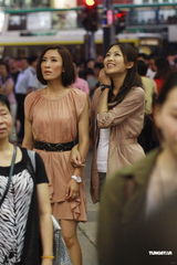 组图：谢天华拍新剧 闹市向杨怡求婚