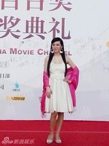 幻灯图：李琳红毯纯洁淡雅如百合 倡导低碳出行