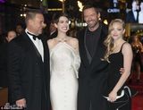组图：安妮-海瑟薇大露背亮相首映 阿曼达性感秀乳沟