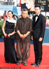 组图：金基德《圣殇》首映 赵敏秀性感长裙秀香肩