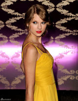 高清组图：泰勒-斯威夫特开唱 黄色吊带裙性感