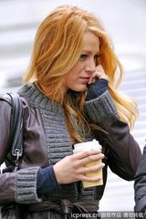 组图：布莱克-莱弗利拍《绯闻女孩》穿羽绒服御寒