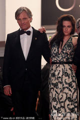 组图：暮光女戛纳走秀罩杯小难撑深V