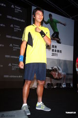 组图：杨丞琳获护腕 沾网球员卢彦勋新婚喜气