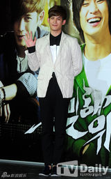 组图：金秀贤李玹雨朴基雄携手助阵新片试映会